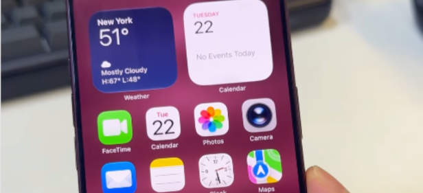 iOS 27 glitch freezing an iPhone screen