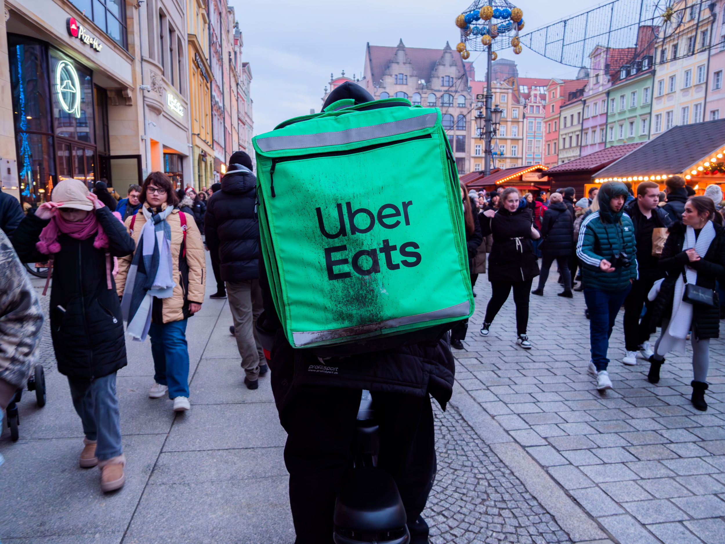 Migrant Delivery Workers in France Use Multiple Phones to Push Uber Eats Offers to €15