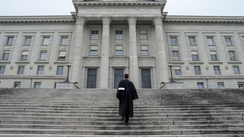 Swiss lawyer standing in front of the Federal Supreme Court